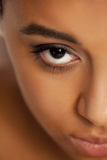 sourcils et yeux naturels avec maquillage de femme à la peau foncée
 - Photo, image