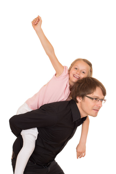 Отец подвозит свою дочь на спине
 - Фото, изображение