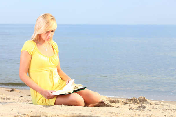 woman reading book girl yellow dress - Foto, Bild