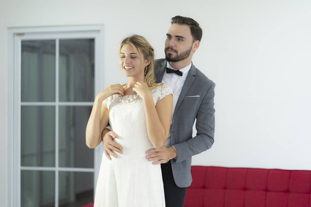 Lo sposo indossa una bella collana per la sposa
 - Foto, immagini