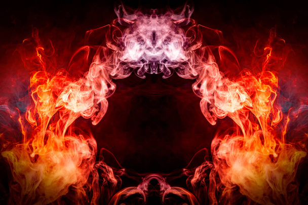 Espeso humo colorido de rojo y azul en forma de un cráneo, monstruo, dragón sobre un fondo negro aislado. Fondo del humo del vapor. Mocap para camisetas cool
 - Foto, imagen
