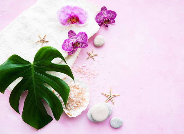 Ingredientes naturales de spa con flores de orquídea
 - Foto, Imagen