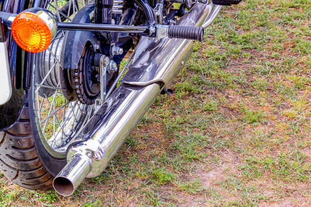 Moottoripyörän takarengas pakokaasulla, äänenvaimennin
 - Valokuva, kuva