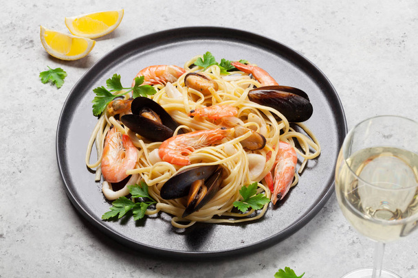 Макарони Спагетті з морепродуктами з молюсками та креветками з білим вином
  - Фото, зображення
