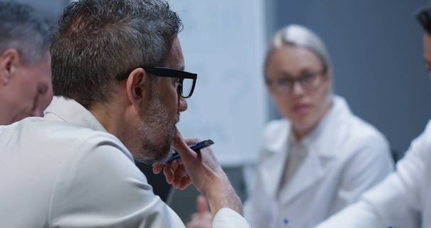 Lääkärit keskustelevat luuvamman diagnoosista
 - Valokuva, kuva