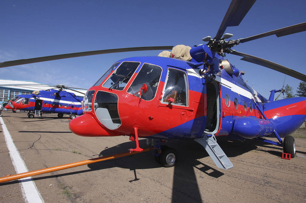 工場敷地内のロシアのヘリコプター - 写真・画像