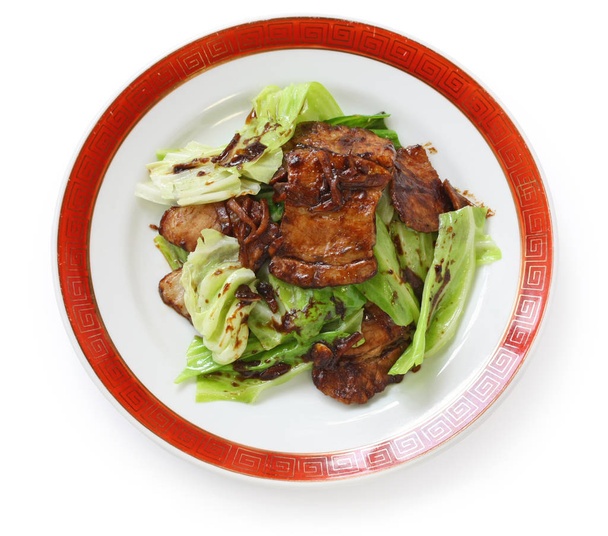 Szecsuán stílusa kétszer főtt sertés, kínai élelmiszer elszigetelt fehér háttér - Fotó, kép