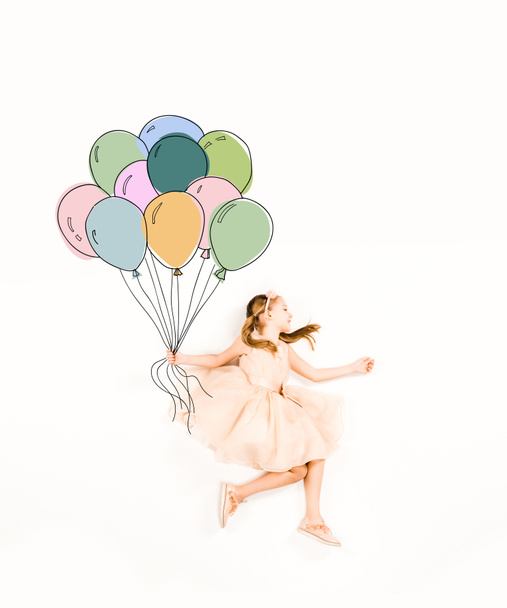 Ansicht von oben von niedlichen Kind in rosa Kleid mit bunten Luftballons auf weiß  - Foto, Bild