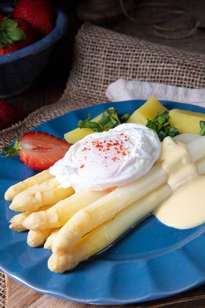 cooked asparagus with egg and potatoes - 写真・画像