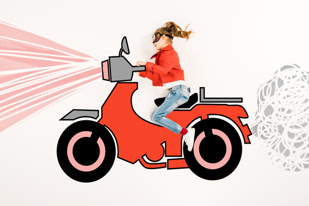 вид зверху щасливої дитини в масці супергероя за кермом мотоцикла на білому
  - Фото, зображення