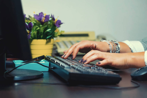 El oficinista imprime en el teclado
 - Foto, imagen