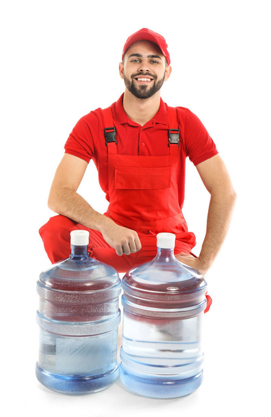 Dodací muž s lahvemi vody na bílém pozadí - Fotografie, Obrázek