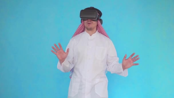 Arab man in virtual reality glasses - Footage, Video