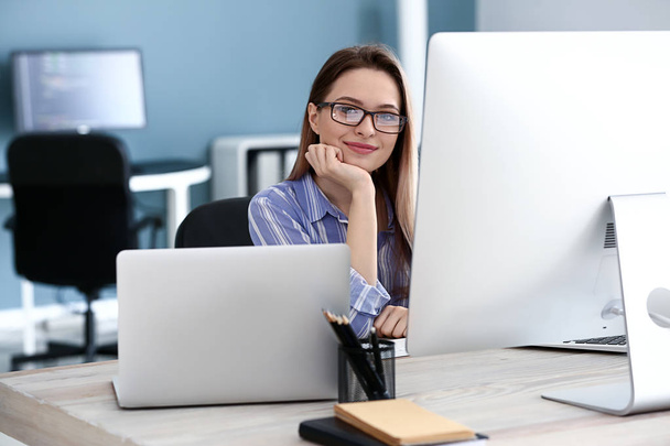 Kobieta programistka pracująca w biurze - Zdjęcie, obraz