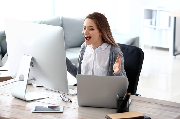 Счастливая женщина-программист работает в офисе - Фото, изображение