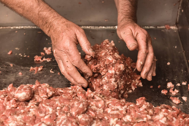 Metzger bereitet Hackfleisch zu - Foto, Bild