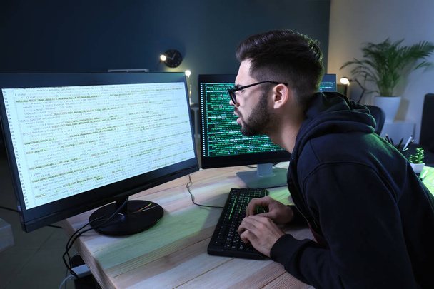 Programador masculino trabajando en la oficina - Foto, Imagen