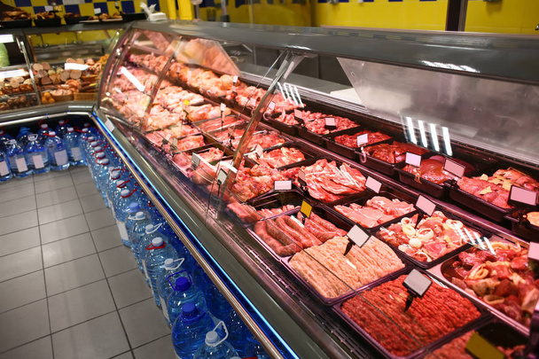 Vitrina refrigerada con carne fresca en el supermercado
 - Foto, Imagen