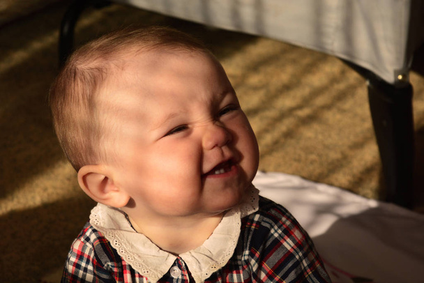 menina (10 meses) sorrindo em dois dentes
 - Foto, Imagem
