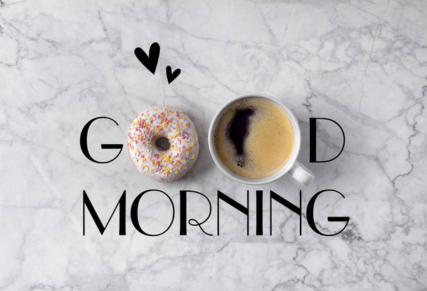 Ντόνατ, φλιτζάνι καφέ και καρδιές. Καλημέρα Χαιρετισμός γραμμένο o - Φωτογραφία, εικόνα