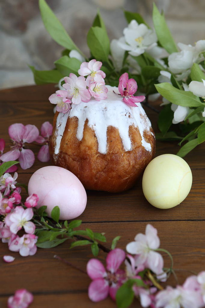 Easter cake and painted eggs - 写真・画像