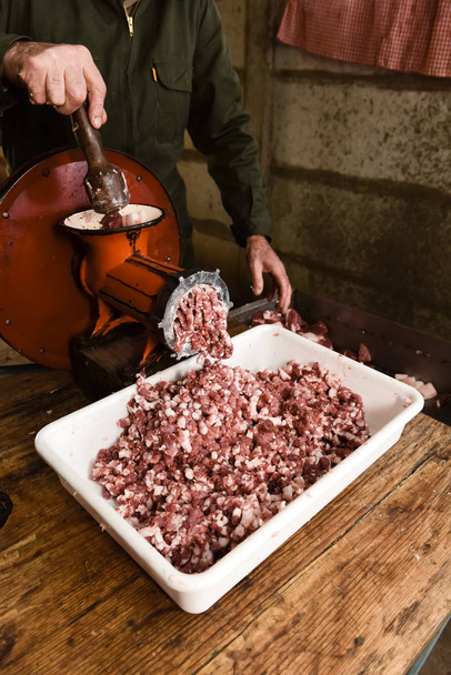 Metzger bereitet Hackfleisch zu - Foto, Bild