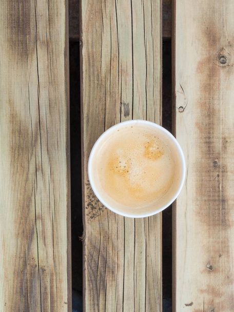 木製のテーブルの上に行くコーヒーのカップ。ストリートコーヒー、トップビュー. - 写真・画像