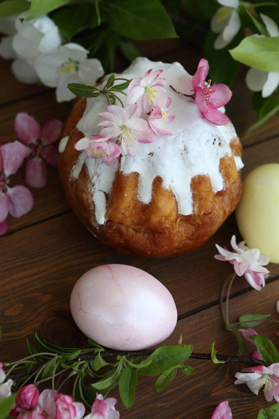 Still life with Easter cakes, painted eggs and flowers - 写真・画像