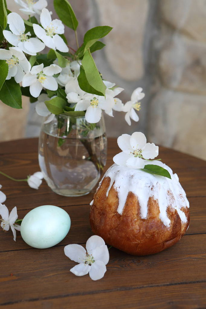 Easter cake in icing sugar and a bouquet of blooming jasmine - Фото, зображення