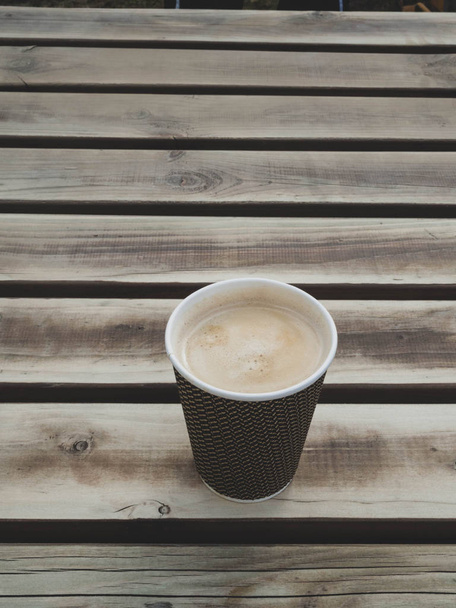Taza de café de papel listo para ir o quitar el café
 - Foto, Imagen