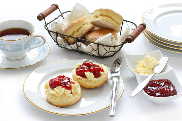 Scone eper lekvárral és tejszínnel, tea party, délutáni tea, író keksz - Fotó, kép