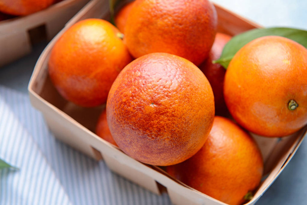 Scatola con arance fresche sul tavolo
 - Foto, immagini