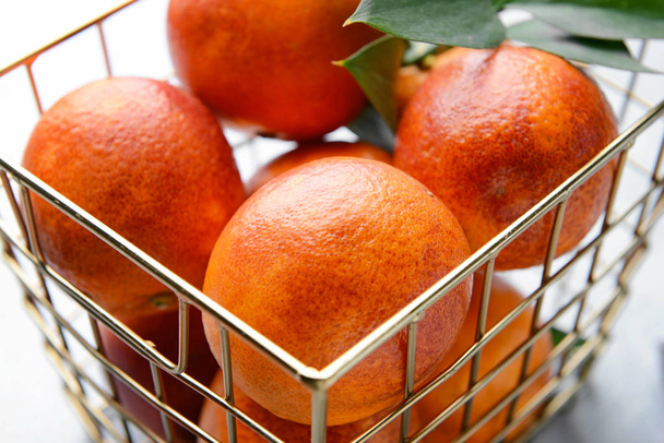 Свіжі кров'яні апельсини в кошику крупним планом
 - Фото, зображення