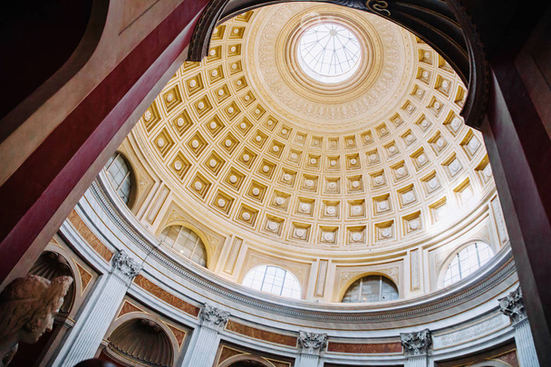 Vatikán, Řím, Itálie-13. březen 2015: bohatě zdobené stropy Vatikánského muzea. - Fotografie, Obrázek