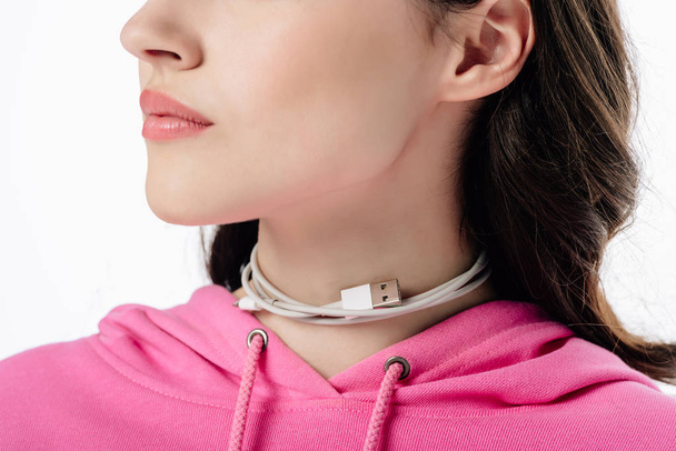 vista parcial de la mujer joven con cable USB alrededor del cuello aislado en blanco
 - Foto, Imagen
