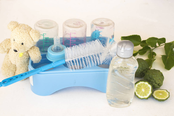 gyógynövény folyékony mosás tisztítására tej palack egészségügyi ellátás a baba a háttérben fehér  - Fotó, kép