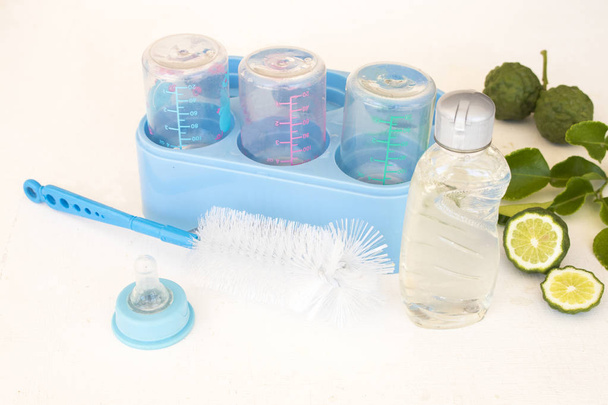 lavagem de ervas líquido para a limpeza de leites garrafa cuidados de saúde do bebê no fundo branco
  - Foto, Imagem