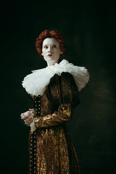Medieval young woman as a duchess - Foto, afbeelding