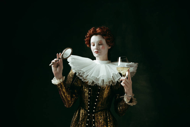Medieval young woman as a duchess - Foto, afbeelding