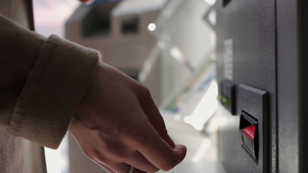 eine Frauenhand macht eine Banknote zum Geldautomaten - Filmmaterial, Video