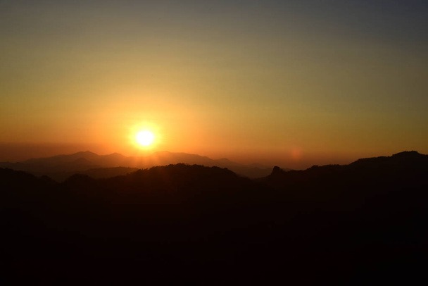 Szcenírozott kilátás hegyvidéki táj naplementekor - Fotó, kép