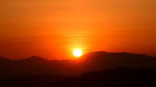 Γραφική άποψη του ορεινού τοπίου στο ηλιοβασίλεμα - Φωτογραφία, εικόνα