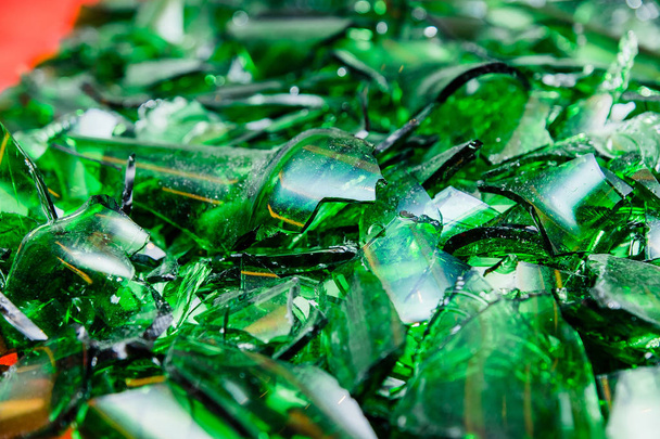куча осколков разбитого зеленого стекла из бутылки
 - Фото, изображение
