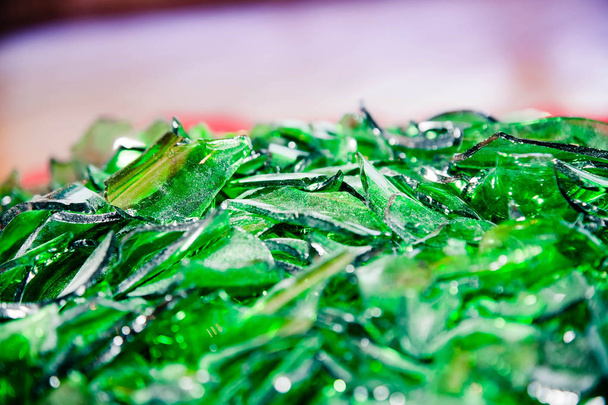 heap van stukjes gebroken groene fles glas - Foto, afbeelding