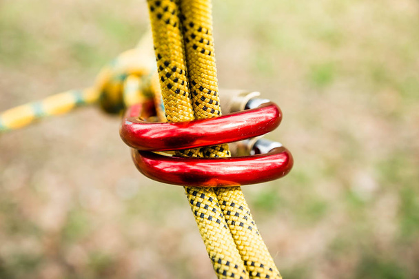 fissaggio sicuro della corda al moschettone da arrampicata, moschettone a fuoco
 - Foto, immagini