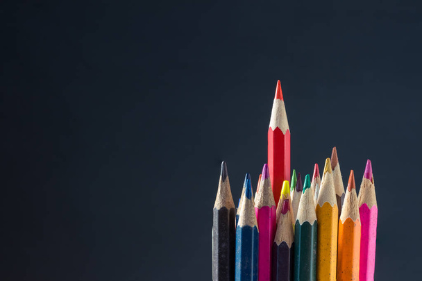 lápis de cor no fundo cinza, conceito de competição para a vitória
 - Foto, Imagem