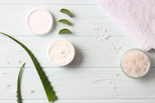cream with aloe vera on a light background. Aloe vera skin care. Moisturizing and skin care. - Φωτογραφία, εικόνα