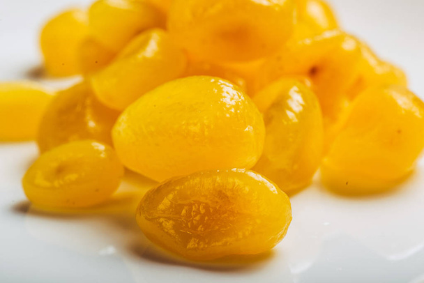 getrocknete Zitrone auf weißem Hintergrund. Beliebte Trockenfrüchte in verschiedenen Ländern der Welt. - Foto, Bild