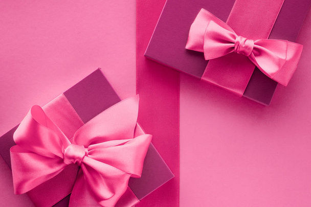 Boîtes cadeaux roses, fond flatlay style féminin
 - Photo, image