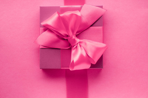 Розовые подарочные коробки, женский стиль плоский фон
 - Фото, изображение